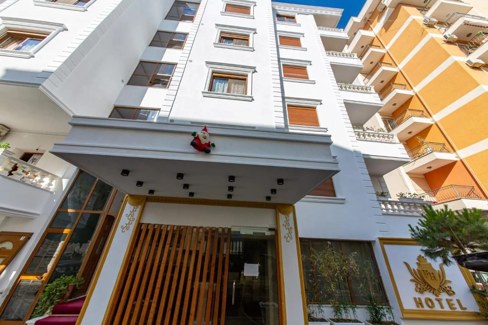 Flores Hotel Durres 3*,