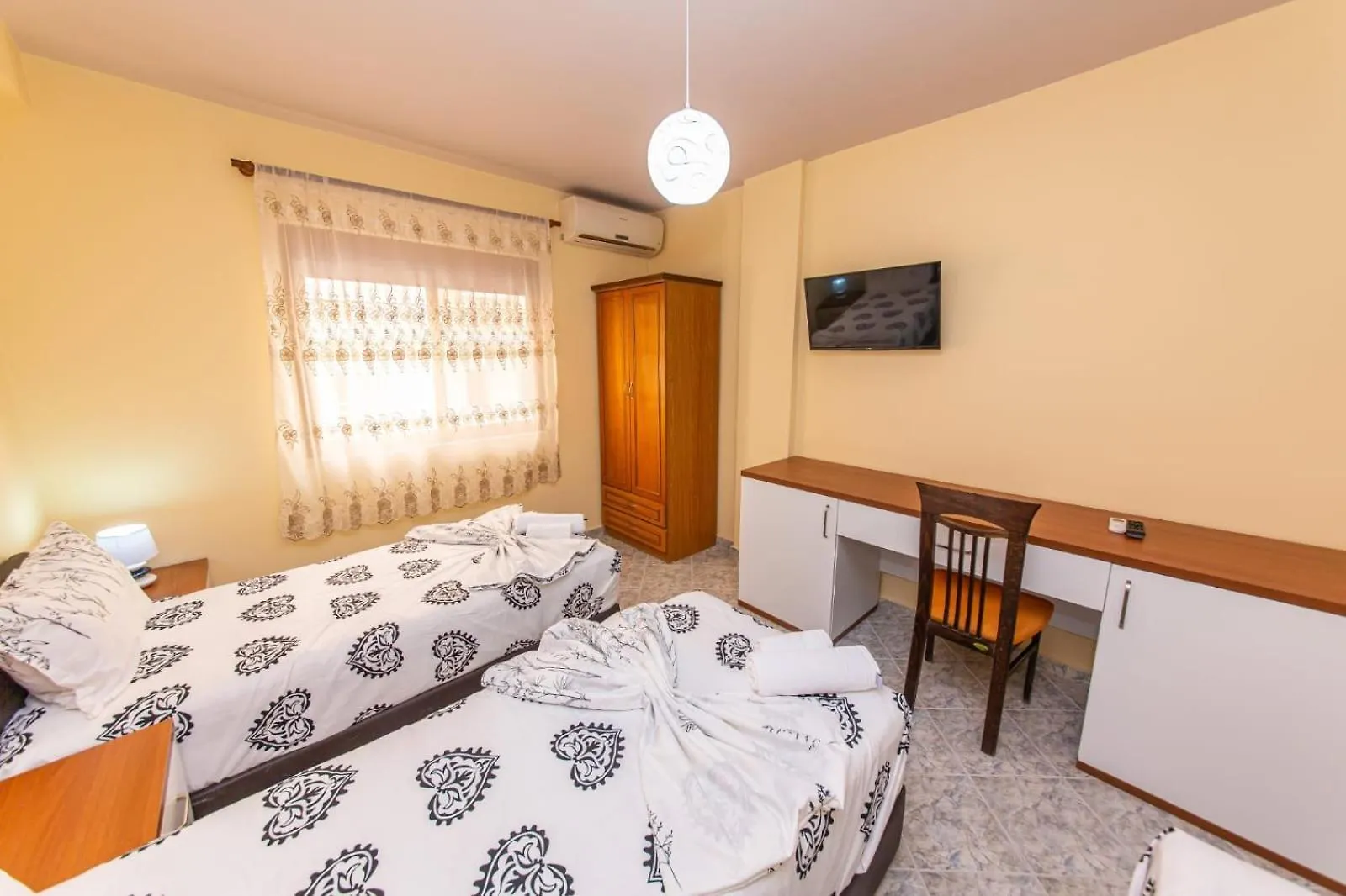 Flores Hotel Durres