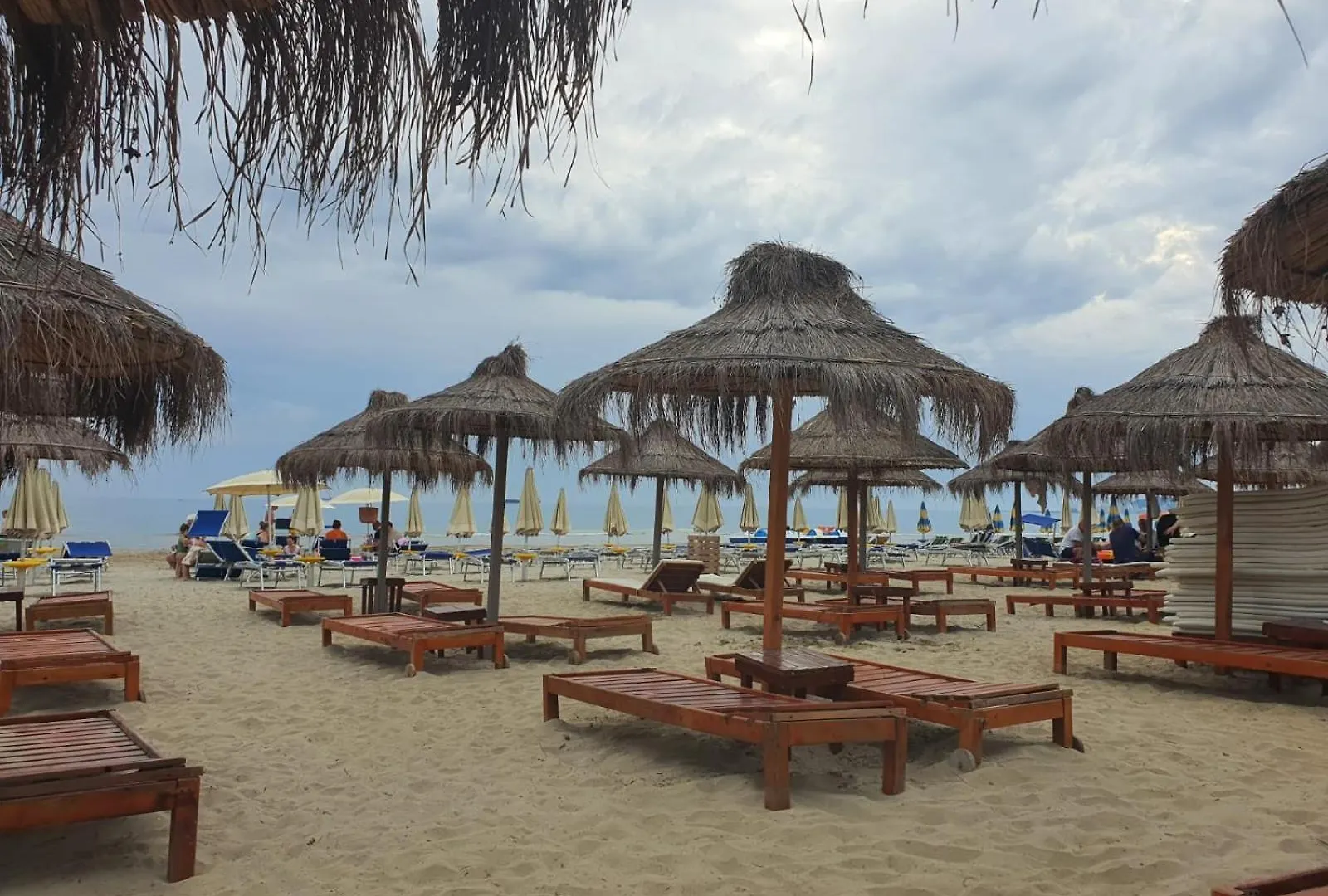 Flores Hotel Durres