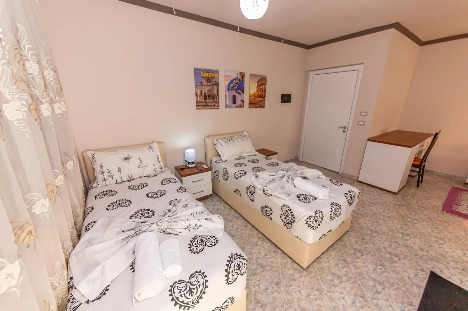 Flores Hotel Durres 3*,