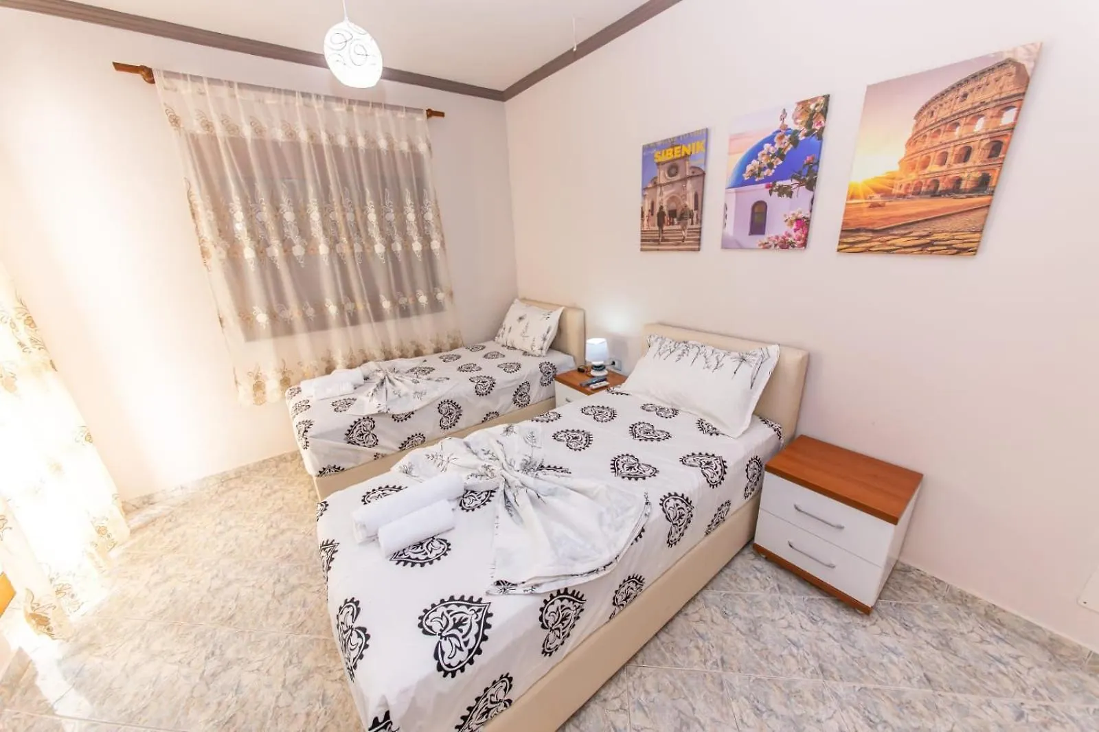 Flores Hotel Durres