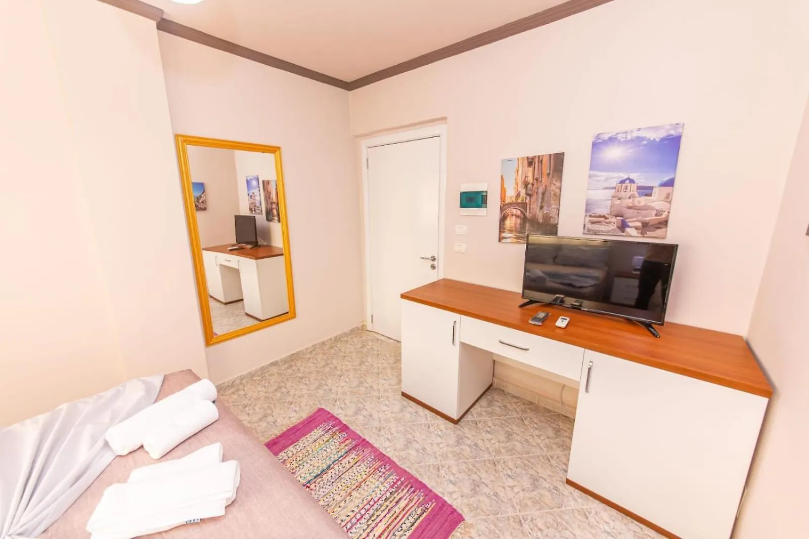 Flores Hotel Durres 3*,  Albania