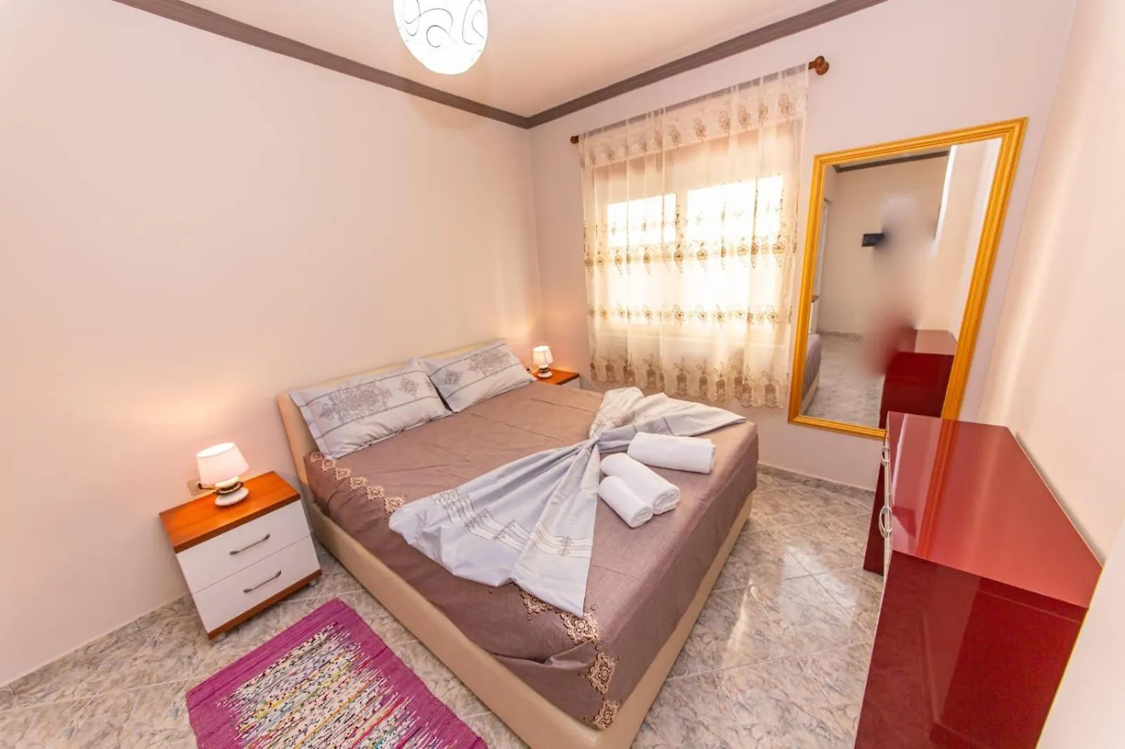 Flores Hotel Durres