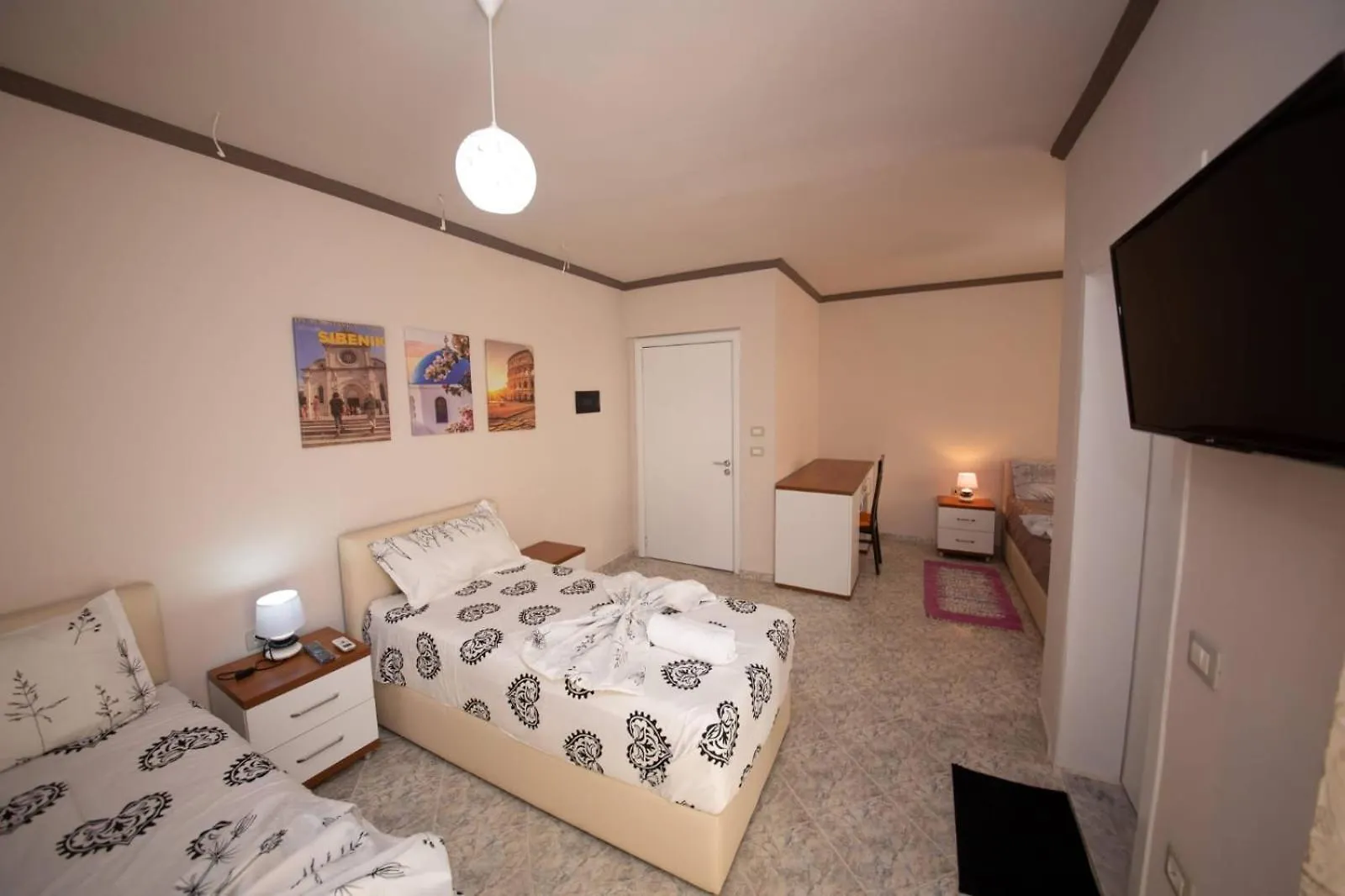 ***  Flores Hotel Durrës Albânia